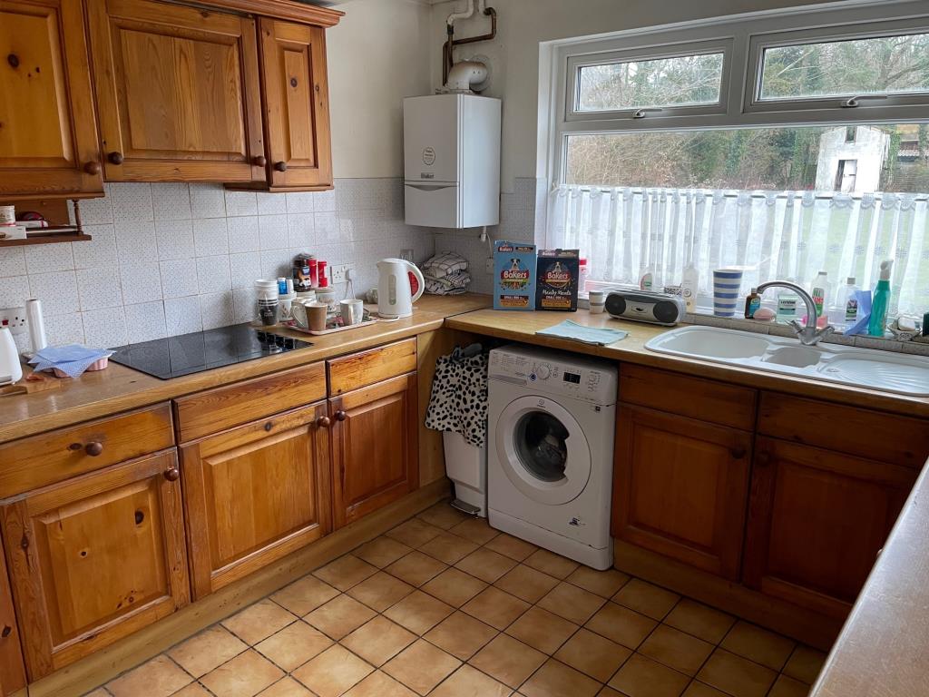 Lot: 21 - DETACHED FIVE-BEDROOM CHALET BUNGALOW FOR IMPROVEMENT - kitchen